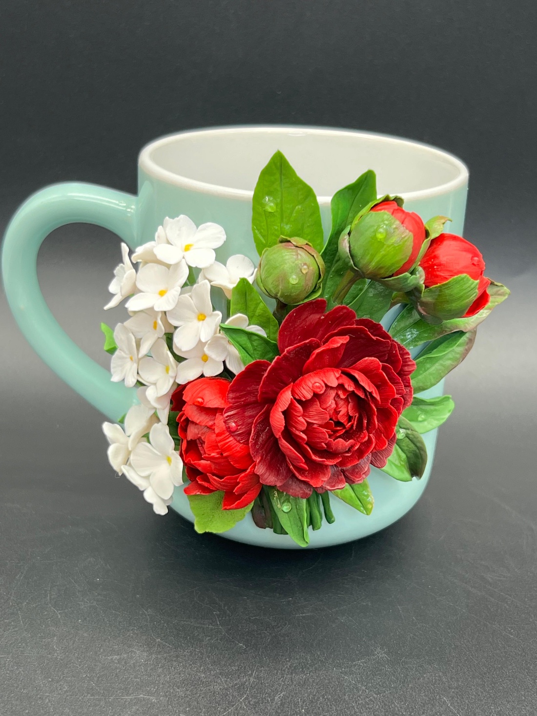 Cană handmade cu bujori bordo și liliac alb din lut polimeric - casă & stil de viață - echipamente de bucătărie - accesorii de servire - căni - Artynos.ro