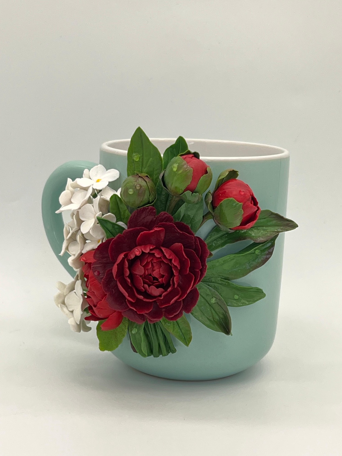 Cană handmade cu bujori bordo și liliac alb din lut polimeric - casă & stil de viață - echipamente de bucătărie - accesorii de servire - căni - Artynos.ro