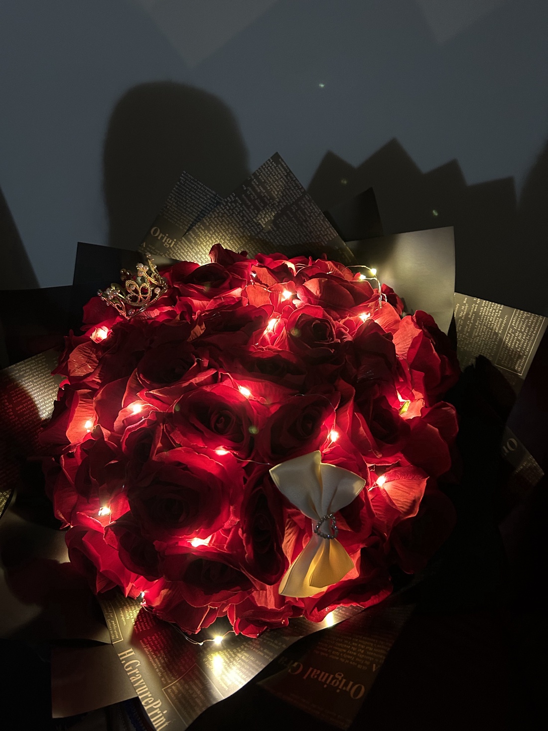 Buchet 42 trandafiri artificiali cu accesorii coronița și fundiță, plus LED - casă & stil de viață - accesorii pentru casă și grădină - cutii de flori, cutii de balcon - Artynos.ro Buchet 42 trandafiri artificiali cu accesorii coronița și fundiță, plus LED - casă & stil de viață - accesorii pentru casă și grădină - cutii de flori, cutii de balcon - Artynos.ro