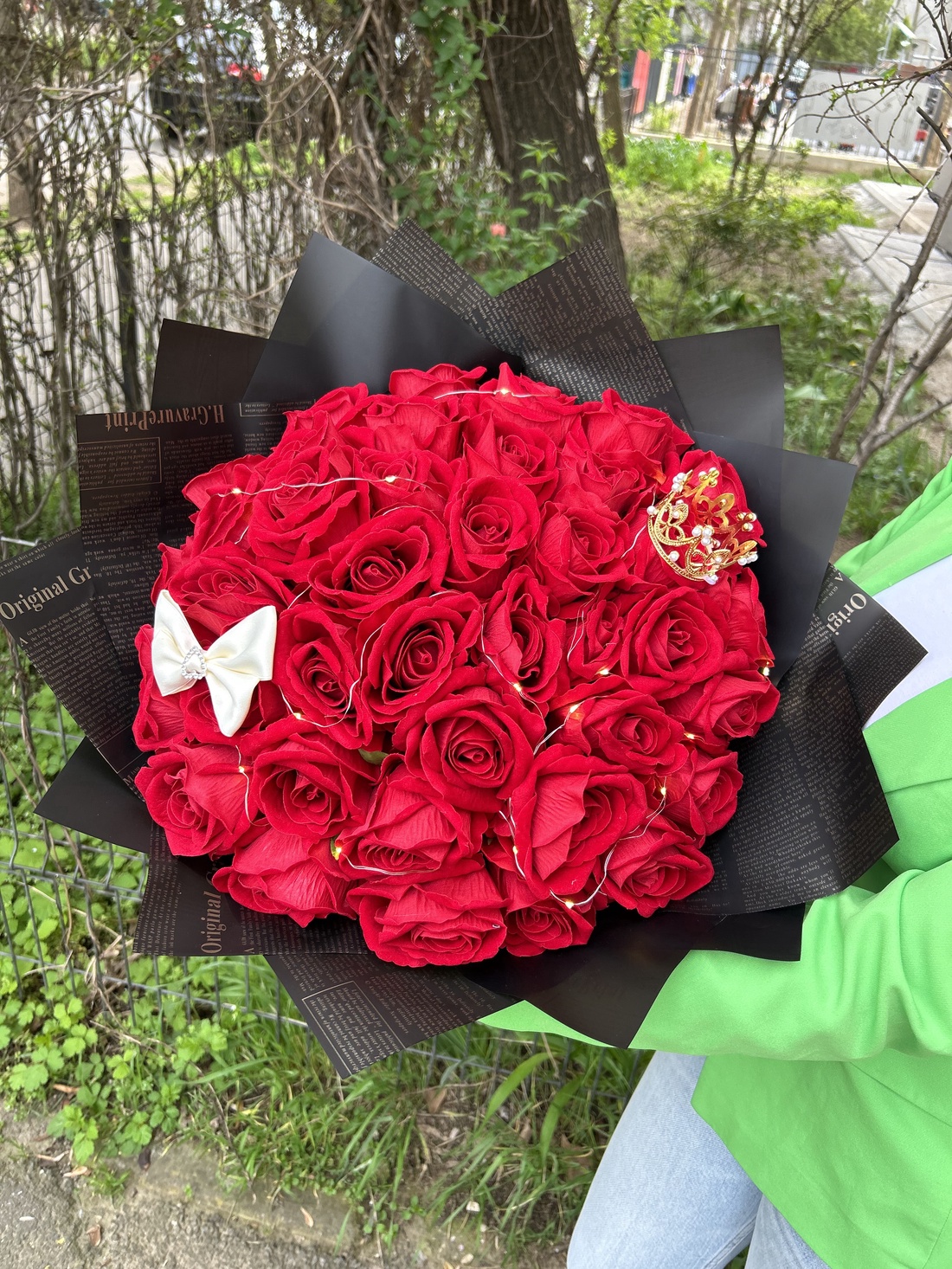 Buchet 42 trandafiri artificiali cu accesorii coronița și fundiță, plus LED - casă & stil de viață - accesorii pentru casă și grădină - cutii de flori, cutii de balcon - Artynos.ro Buchet 42 trandafiri artificiali cu accesorii coronița și fundiță, plus LED - casă & stil de viață - accesorii pentru casă și grădină - cutii de flori, cutii de balcon - Artynos.ro