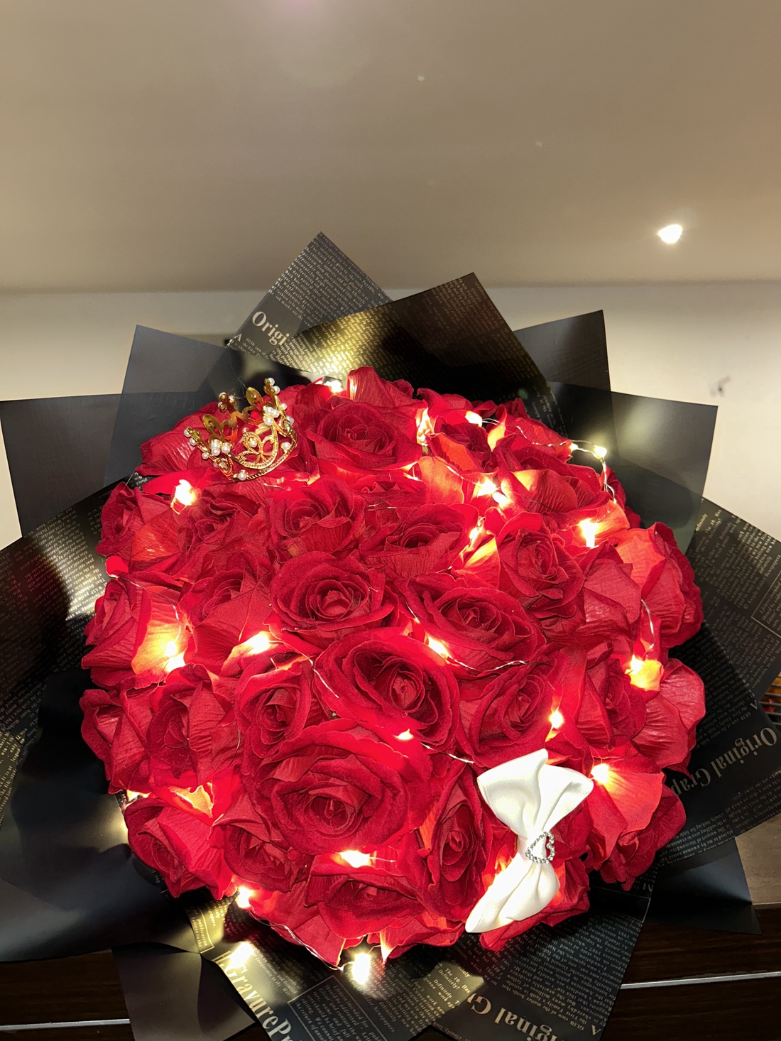 Buchet 42 trandafiri artificiali cu accesorii coronița și fundiță, plus LED - casă & stil de viață - accesorii pentru casă și grădină - cutii de flori, cutii de balcon - Artynos.ro Buchet 42 trandafiri artificiali cu accesorii coronița și fundiță, plus LED - casă & stil de viață - accesorii pentru casă și grădină - cutii de flori, cutii de balcon - Artynos.ro