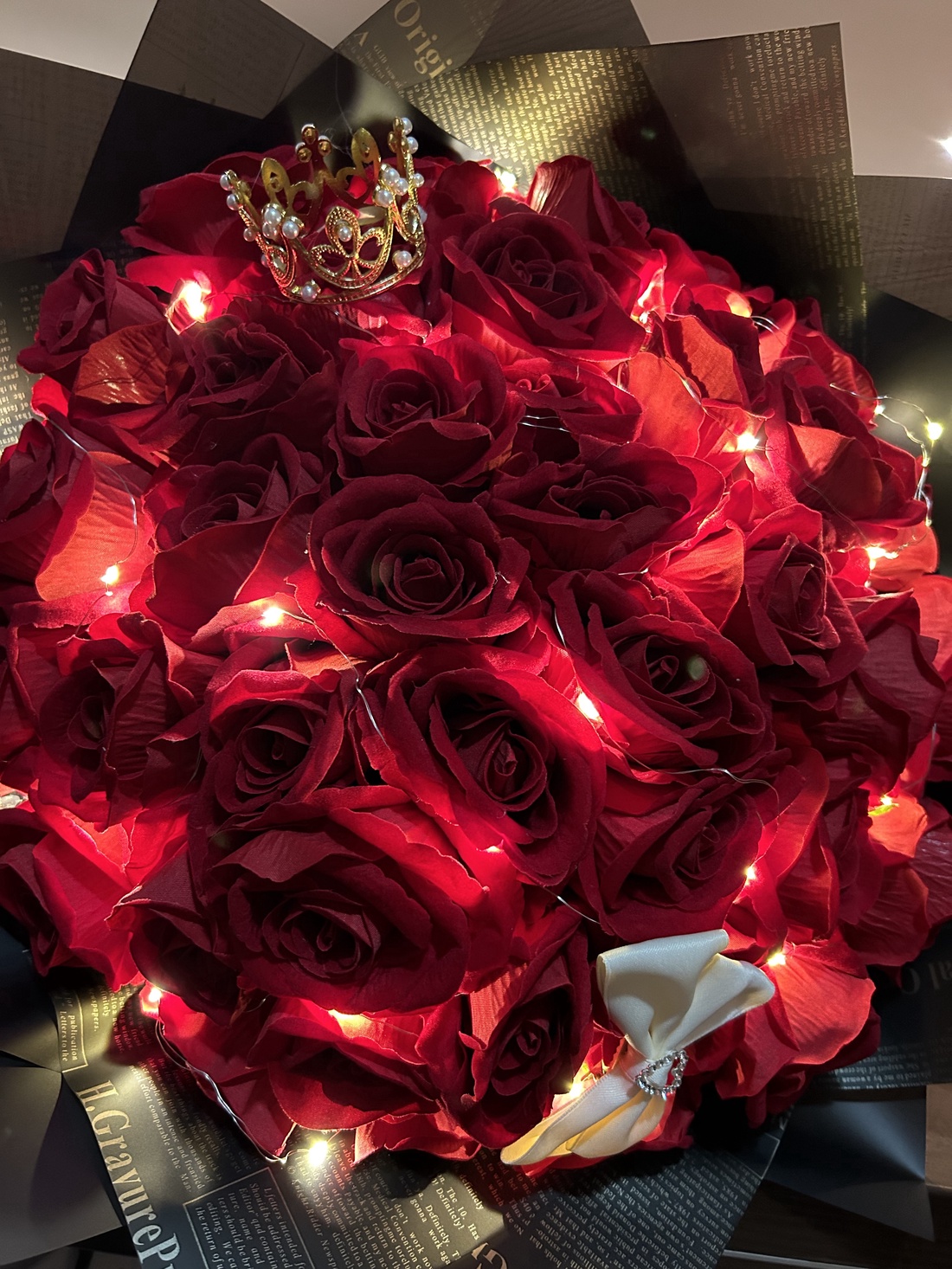 Buchet 42 trandafiri artificiali cu accesorii coronița și fundiță, plus LED - casă & stil de viață - accesorii pentru casă și grădină - cutii de flori, cutii de balcon - Artynos.ro Buchet 42 trandafiri artificiali cu accesorii coronița și fundiță, plus LED - casă & stil de viață - accesorii pentru casă și grădină - cutii de flori, cutii de balcon - Artynos.ro