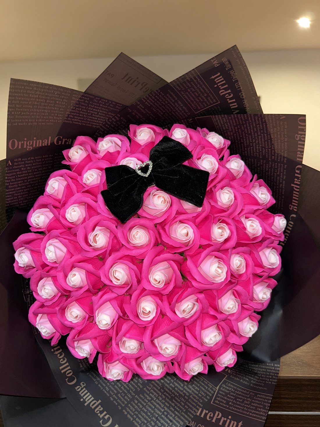 Buchet Black and Pink - casă & stil de viață - accesorii pentru decorat casa - suport de flori - buchete de flori - Artynos.ro Buchet Black and Pink - casă & stil de viață - accesorii pentru decorat casa - suport de flori - buchete de flori - Artynos.ro