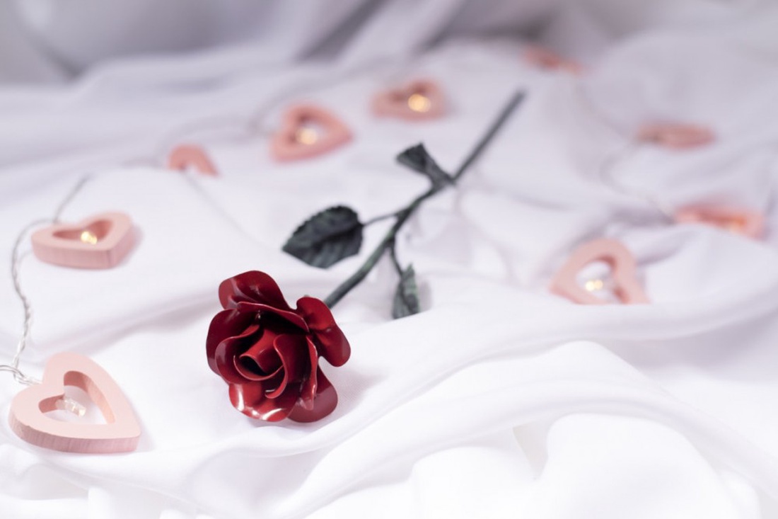  Trandafir din fier forjat - ROȘU/VERDE ANTIC - casă & stil de viață - accesorii pentru decorat casa - suport de flori - buchete de flori - Artynos.ro