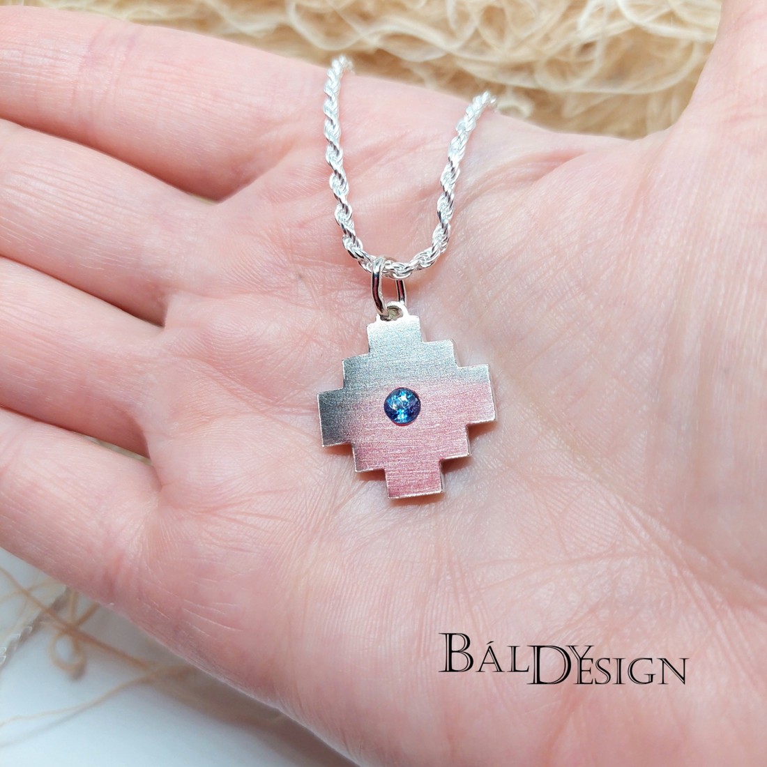 Pandantiv Inca chakana mediu cu safir - bijuterii - coliere - pandative - Artynos.ro Pandantiv Inca chakana mediu cu safir - bijuterii - coliere - pandative - Artynos.ro