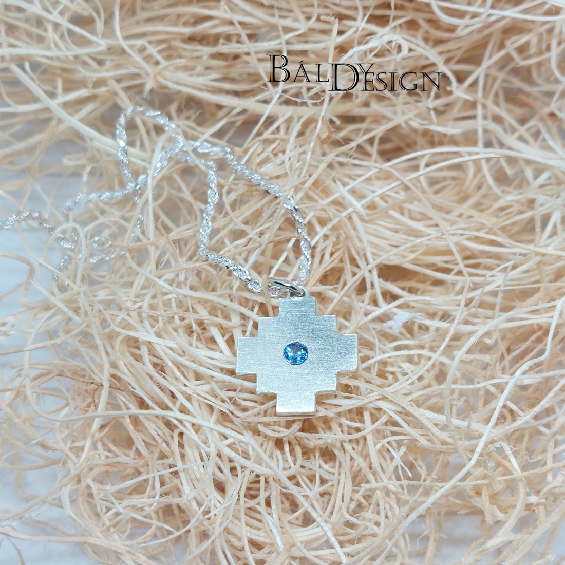 Pandantiv Inca chakana mediu cu safir - bijuterii - coliere - pandative - Artynos.ro Pandantiv Inca chakana mediu cu safir - bijuterii - coliere - pandative - Artynos.ro