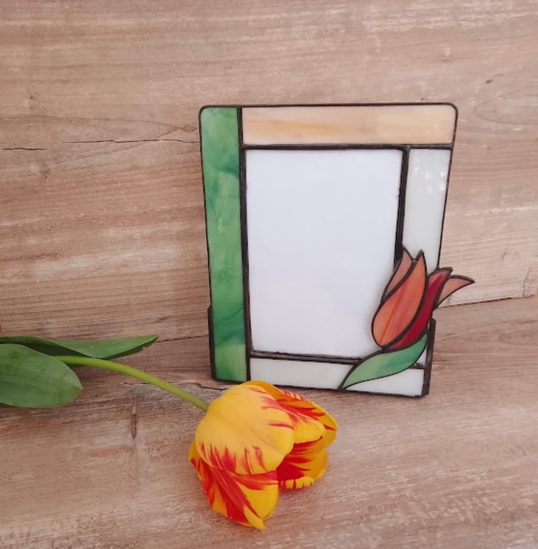 Suport foto TIFFANY cu lalea - casă & stil de viață - accesorii pentru decorat casa - decorațiuni de masă și decorațiuni pentru rafturi - decorațiuni de masă - Artynos.ro Suport foto TIFFANY cu lalea - casă & stil de viață - accesorii pentru decorat casa - decorațiuni de masă și decorațiuni pentru rafturi - decorațiuni de masă - Artynos.ro