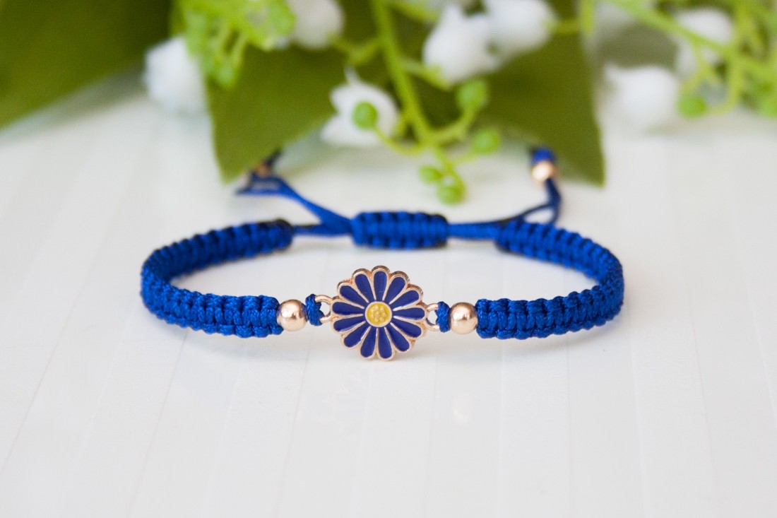 Brățară macramé împletită - Flower în albastru închis - - Artynos.ro Brățară macramé împletită - Flower în albastru închis - - Artynos.ro