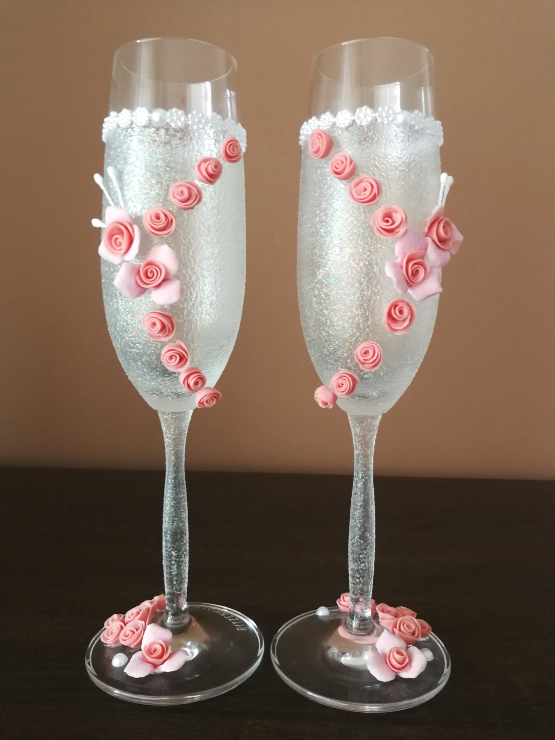 Pahare de șampanie de nuntă unice... decorate cu flori de lut! - - Artynos.ro Pahare de șampanie de nuntă unice... decorate cu flori de lut! - - Artynos.ro