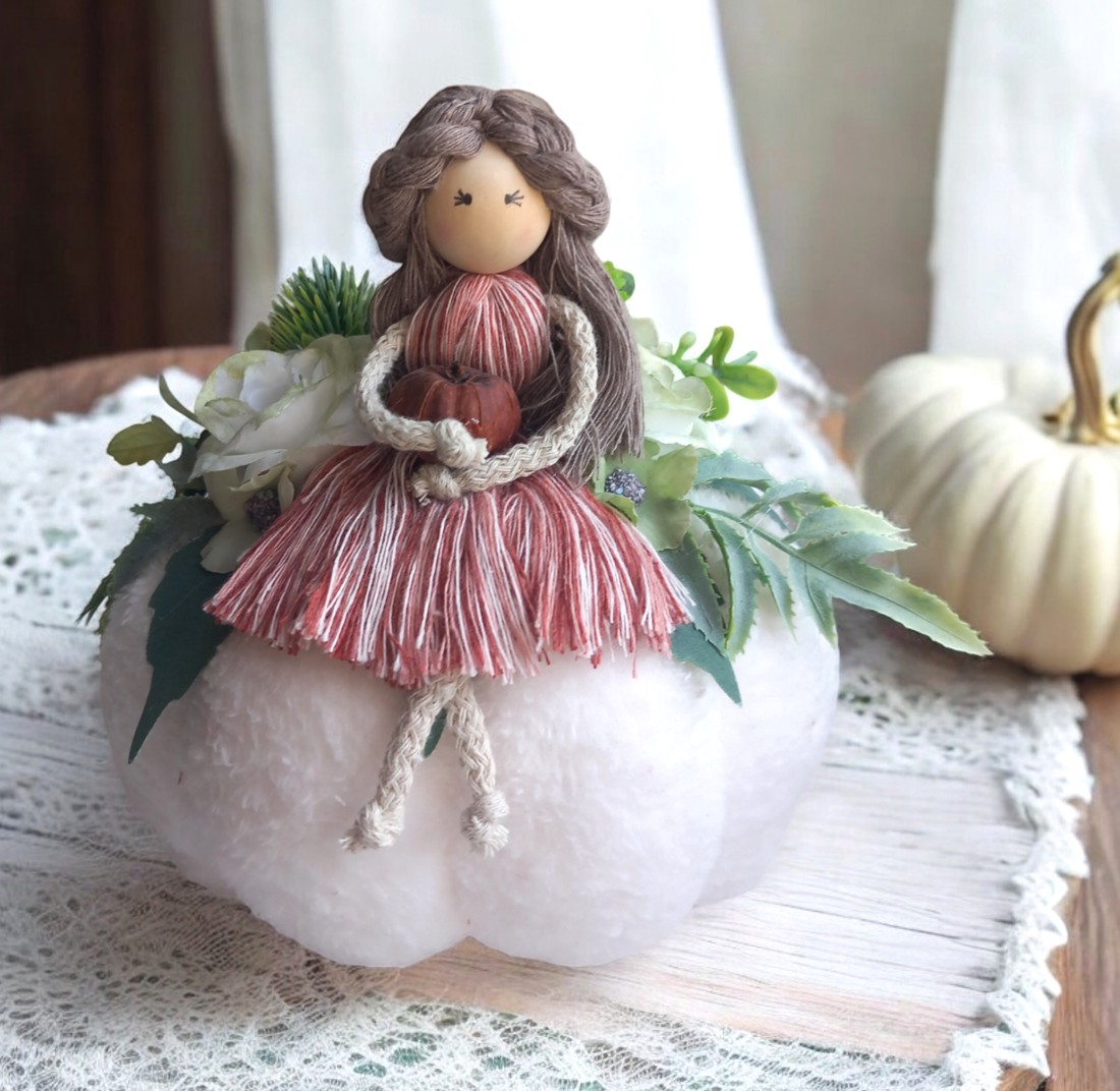 Păpușă macramé pe un dovleac � Decorațiune de toamnă pentru masă cu flori realiste în culori alb, verde și visiniu -  - Artynos.ro