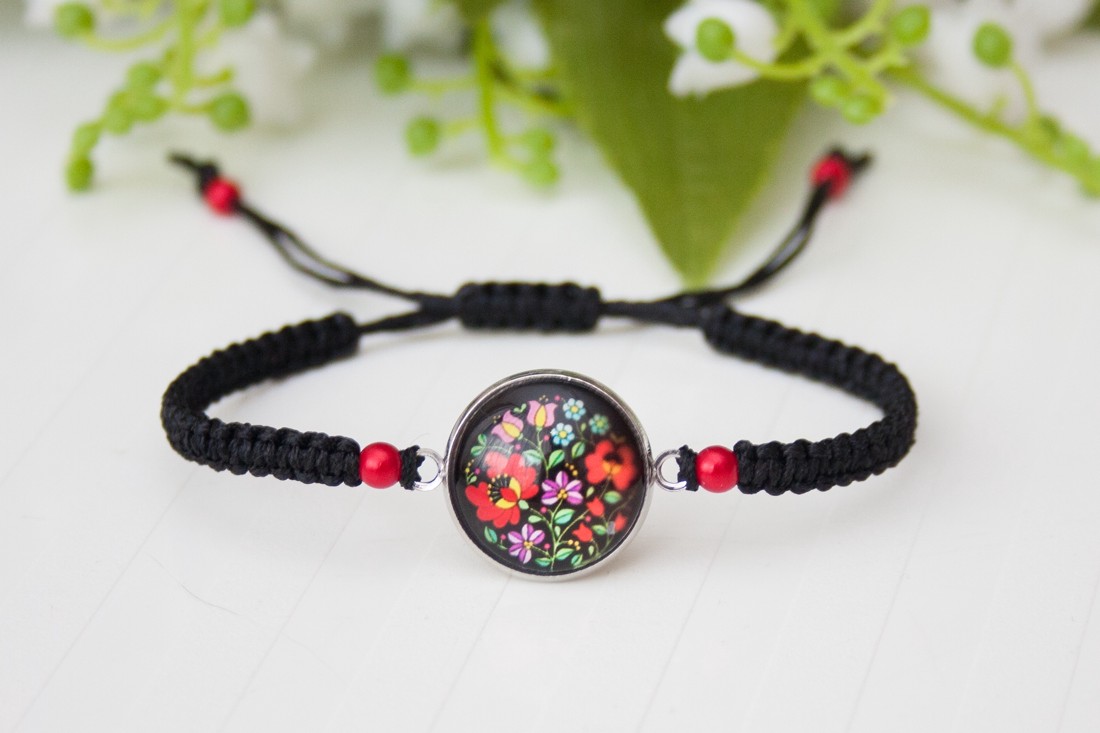 Brățară macramé împletită - Negru cu flori -  - Artynos.ro