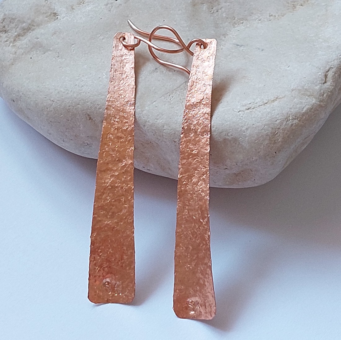 Cercei băț de aur în cupru - bijuterii - cercei lungi - Artynos.ro Cercei băț de aur în cupru - bijuterii - cercei lungi - Artynos.ro