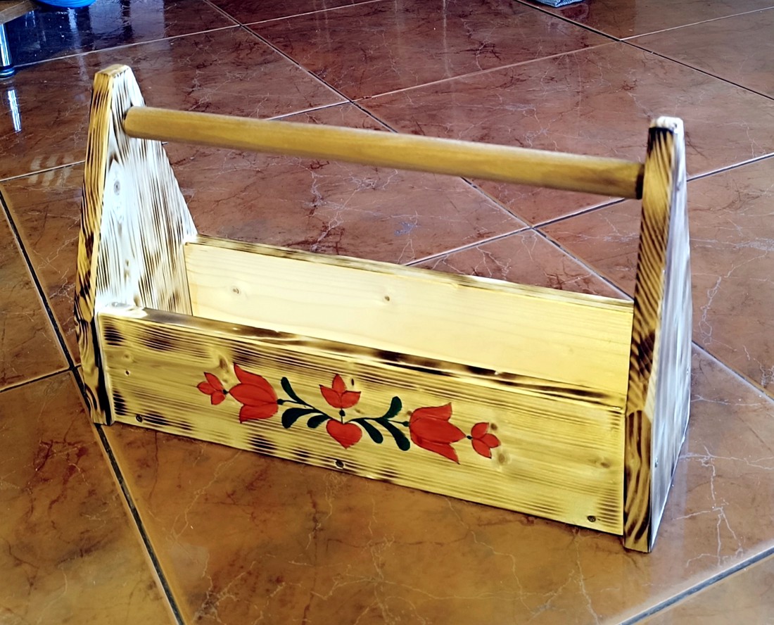 Cutie de flori din lemn cu lalele, lucrată manual - - Artynos.ro Cutie de flori din lemn cu lalele, lucrată manual - - Artynos.ro