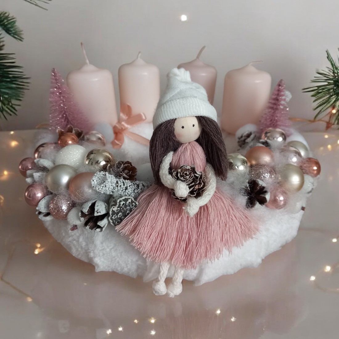 Coroană de Advent cu păpușă macramé - roz, alb - crăciun - decorațiuni de advent - coroniță advent - Artynos.ro