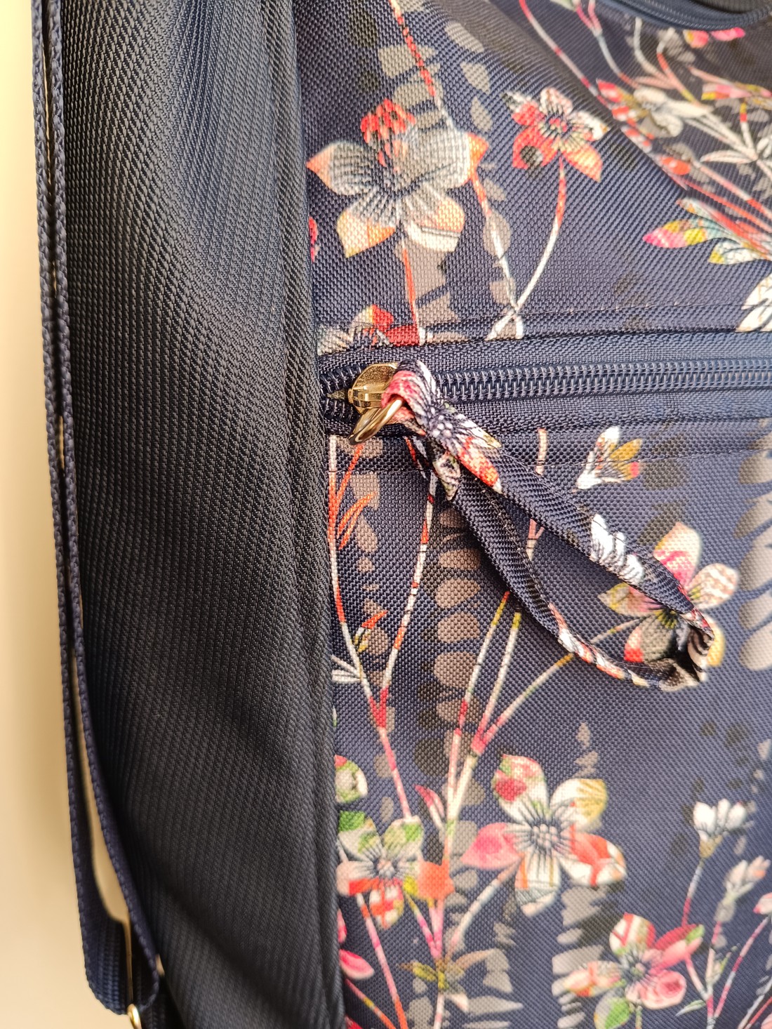 Geantă de umăr / rucsac 3in1 variabil - geantă și husă - genți de umăr și genți de mână - raniță - Artynos.ro Geantă de umăr / rucsac 3in1 variabil - geantă și husă - genți de umăr și genți de mână - raniță - Artynos.ro
