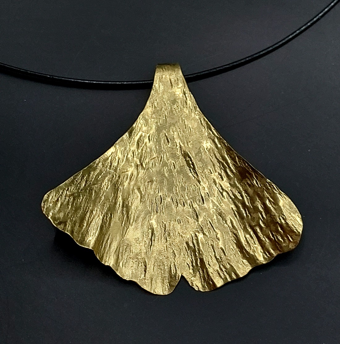 Ginkgo biloba în pene de alamă - bijuterii - seturi de bijuterii - Artynos.ro  Ginkgo biloba în pene de alamă - bijuterii - seturi de bijuterii - Artynos.ro