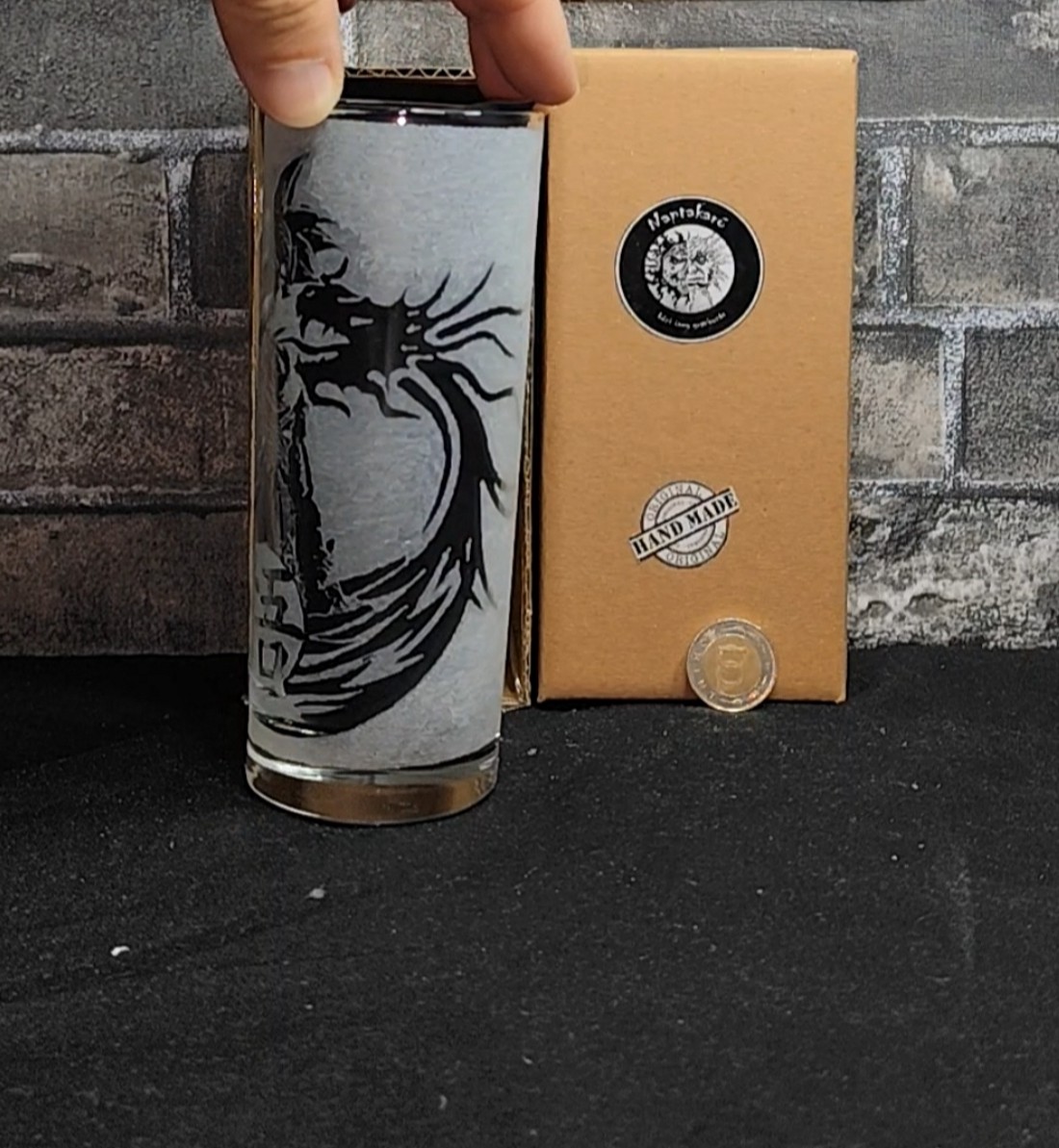 Son Goku și dragonul � Pahar de sticlă gravat manual  -  - Artynos.ro