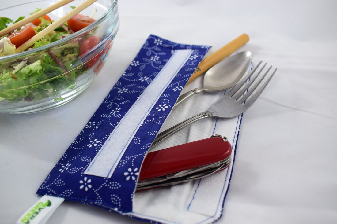 Suport pentru tacamuri, periute de dinti, penar, portfard reutilizabil din textil, albastru cu floricele - genți și portofele - recipient de prânz - suport pentru tacâmuri - Artynos.ro Suport pentru tacamuri, periute de dinti, penar, portfard reutilizabil din textil, albastru cu floricele - genți și portofele - recipient de prânz - suport pentru tacâmuri - Artynos.ro