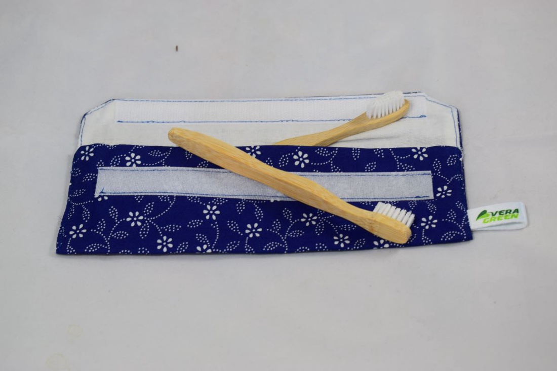 Suport pentru tacamuri, periute de dinti, penar, portfard reutilizabil din textil, albastru cu floricele - genți și portofele - recipient de prânz - suport pentru tacâmuri - Artynos.ro Suport pentru tacamuri, periute de dinti, penar, portfard reutilizabil din textil, albastru cu floricele - genți și portofele - recipient de prânz - suport pentru tacâmuri - Artynos.ro