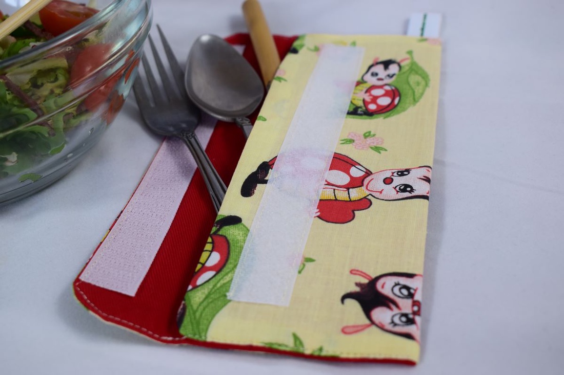 Suport pentru tacamuri, periute de dinti, penar, portfard reutilizabil din textil, buburuza - geantă și husă - cutie de prânz - depozitare tacâmuri - Artynos.ro Suport pentru tacamuri, periute de dinti, penar, portfard reutilizabil din textil, buburuza - geantă și husă - cutie de prânz - depozitare tacâmuri - Artynos.ro