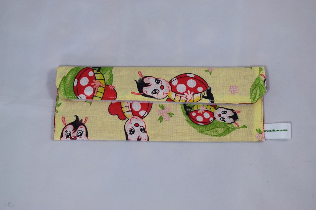 Suport pentru tacamuri, periute de dinti, penar, portfard reutilizabil din textil, buburuza - geantă și husă - cutie de prânz - depozitare tacâmuri - Artynos.ro Suport pentru tacamuri, periute de dinti, penar, portfard reutilizabil din textil, buburuza - geantă și husă - cutie de prânz - depozitare tacâmuri - Artynos.ro