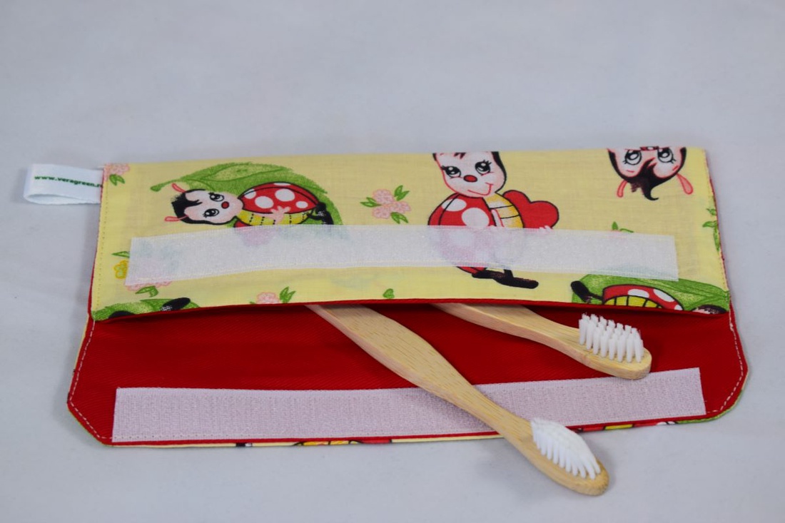 Suport pentru tacamuri, periute de dinti, penar, portfard reutilizabil din textil, buburuza - geantă și husă - cutie de prânz - depozitare tacâmuri - Artynos.ro Suport pentru tacamuri, periute de dinti, penar, portfard reutilizabil din textil, buburuza - geantă și husă - cutie de prânz - depozitare tacâmuri - Artynos.ro