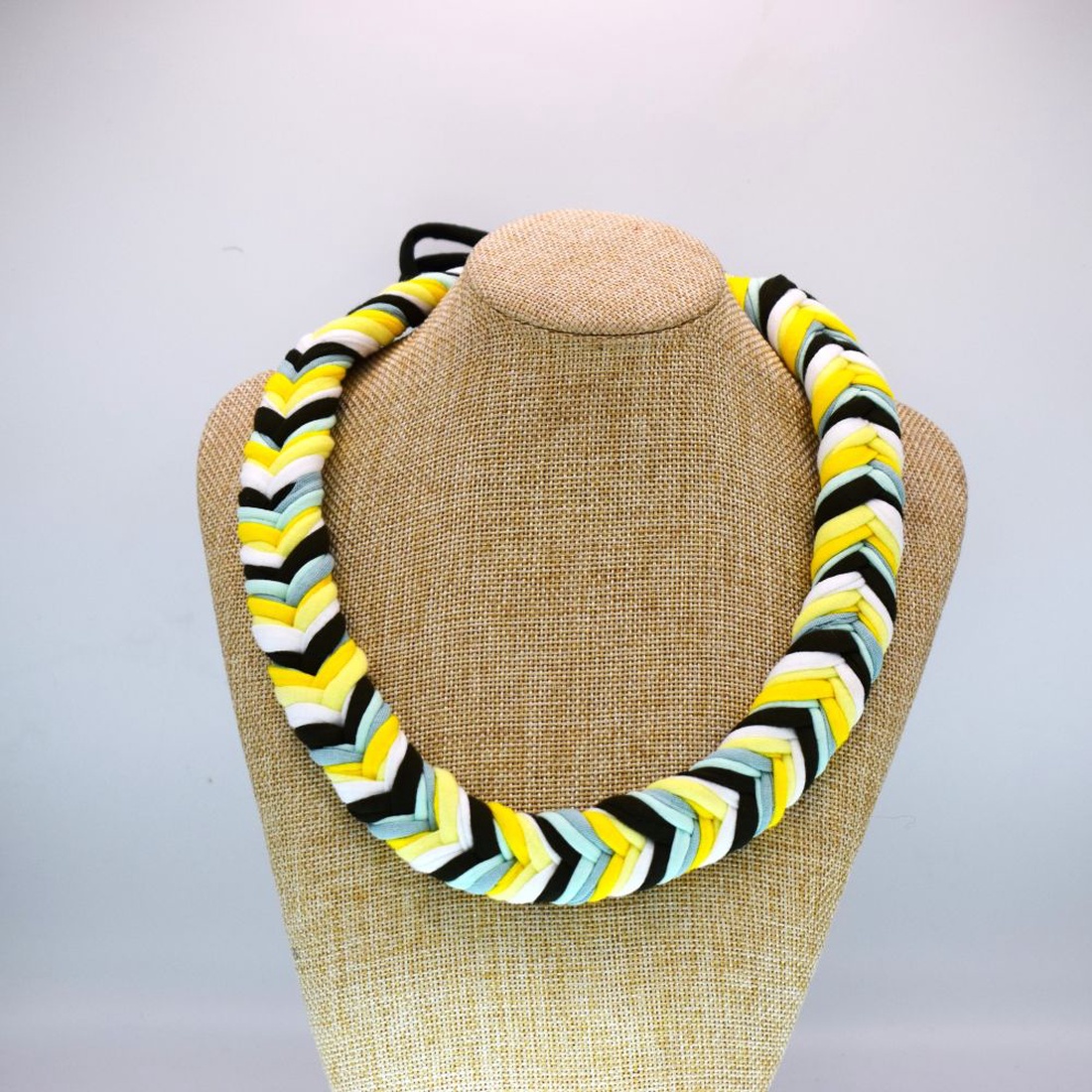 Colier boho din bumbac reciclat, zero waste, impletit, verde-galben - bijuterii - coliere - coliere cu multiple șiruri - Artynos.ro