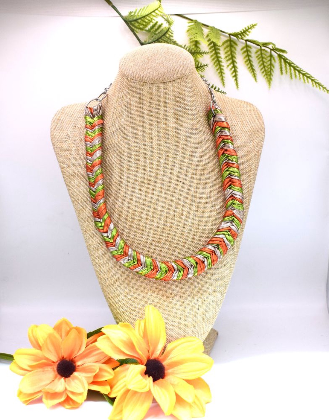 Colier boho din bumbac reciclat, zero waste, impletit, verde-portocaliu - bijuterii - coliere - coliere cu multiple șiruri - Artynos.ro