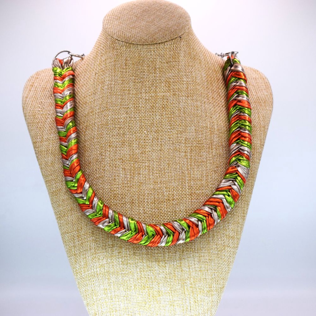 Colier boho din bumbac reciclat, zero waste, impletit, verde-portocaliu - bijuterii - coliere - coliere cu multiple șiruri - Artynos.ro