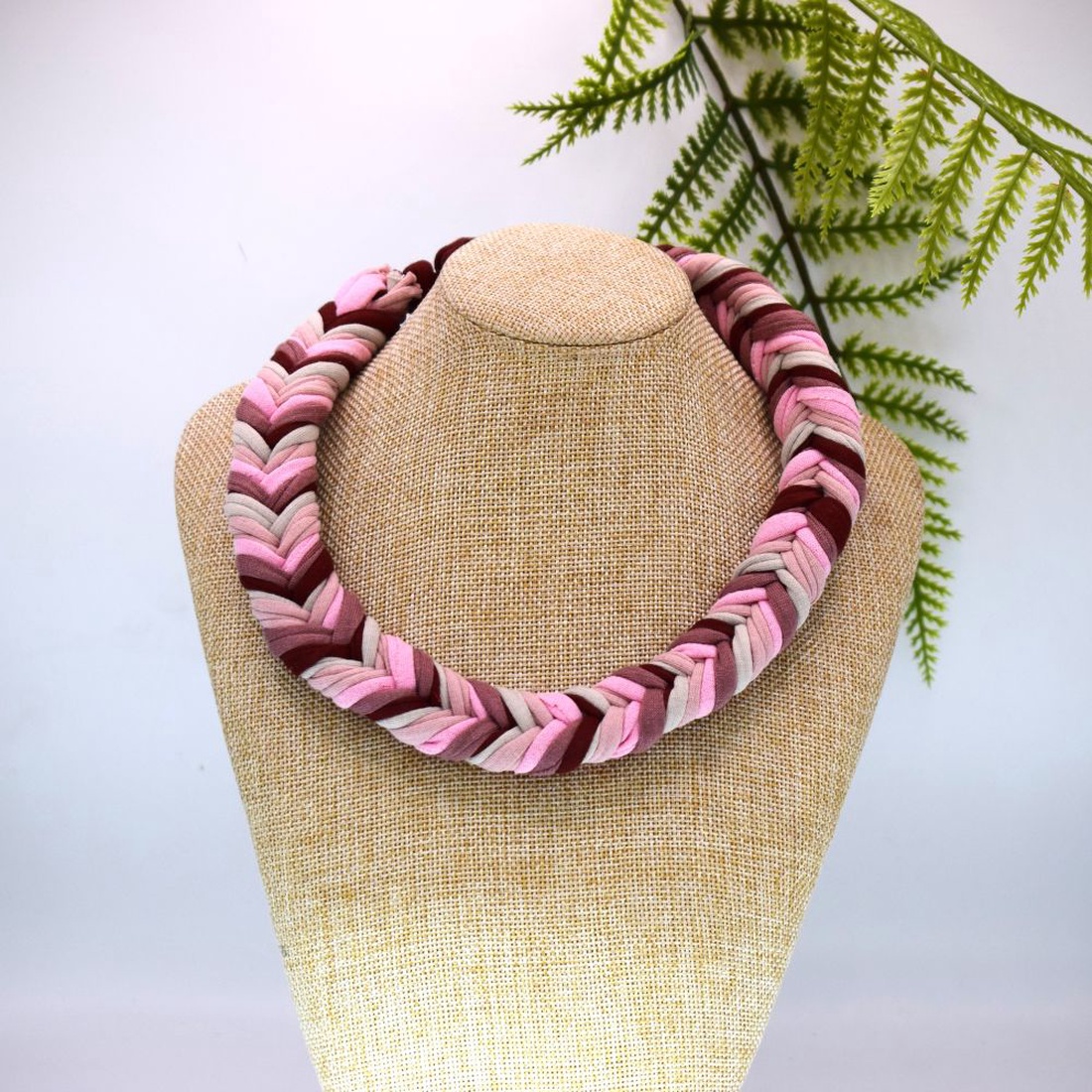 Colier boho din bumbac reciclat, zero waste, impletit, roz-mov - bijuterii - coliere - coliere cu multiple șiruri - Artynos.ro