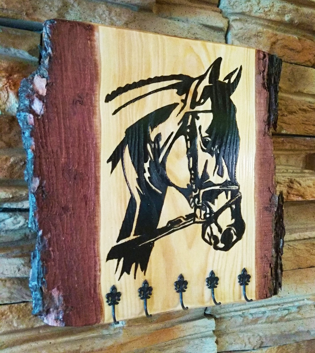 Minunat breloc de perete ecvestru din lemn de larice cu lemn moale - - Artynos.ro Minunat breloc de perete ecvestru din lemn de larice cu lemn moale - - Artynos.ro