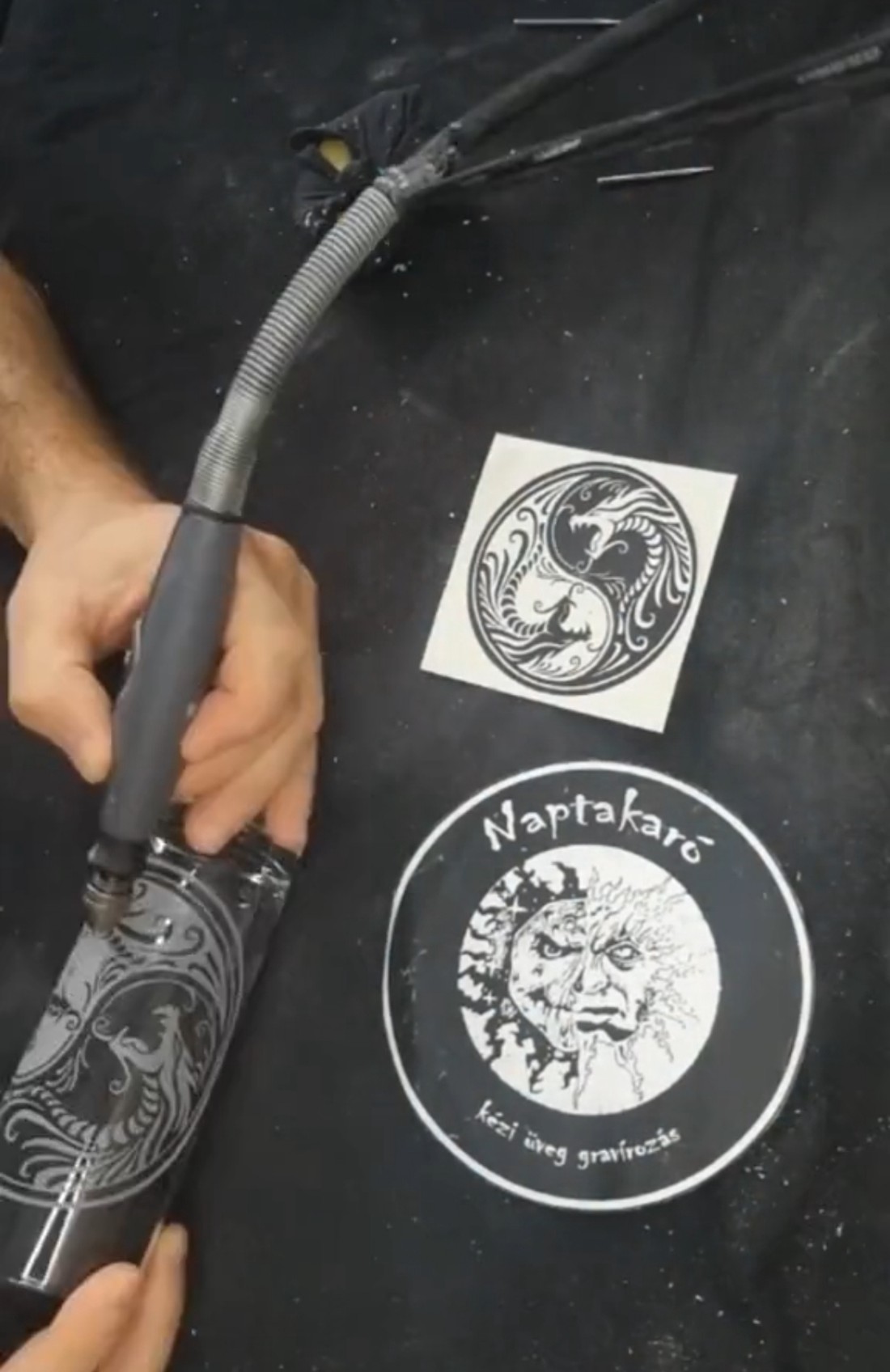 Pahar de sticlă cu modelul Dragon Yin-Yang, gravat manual  -  - Artynos.ro