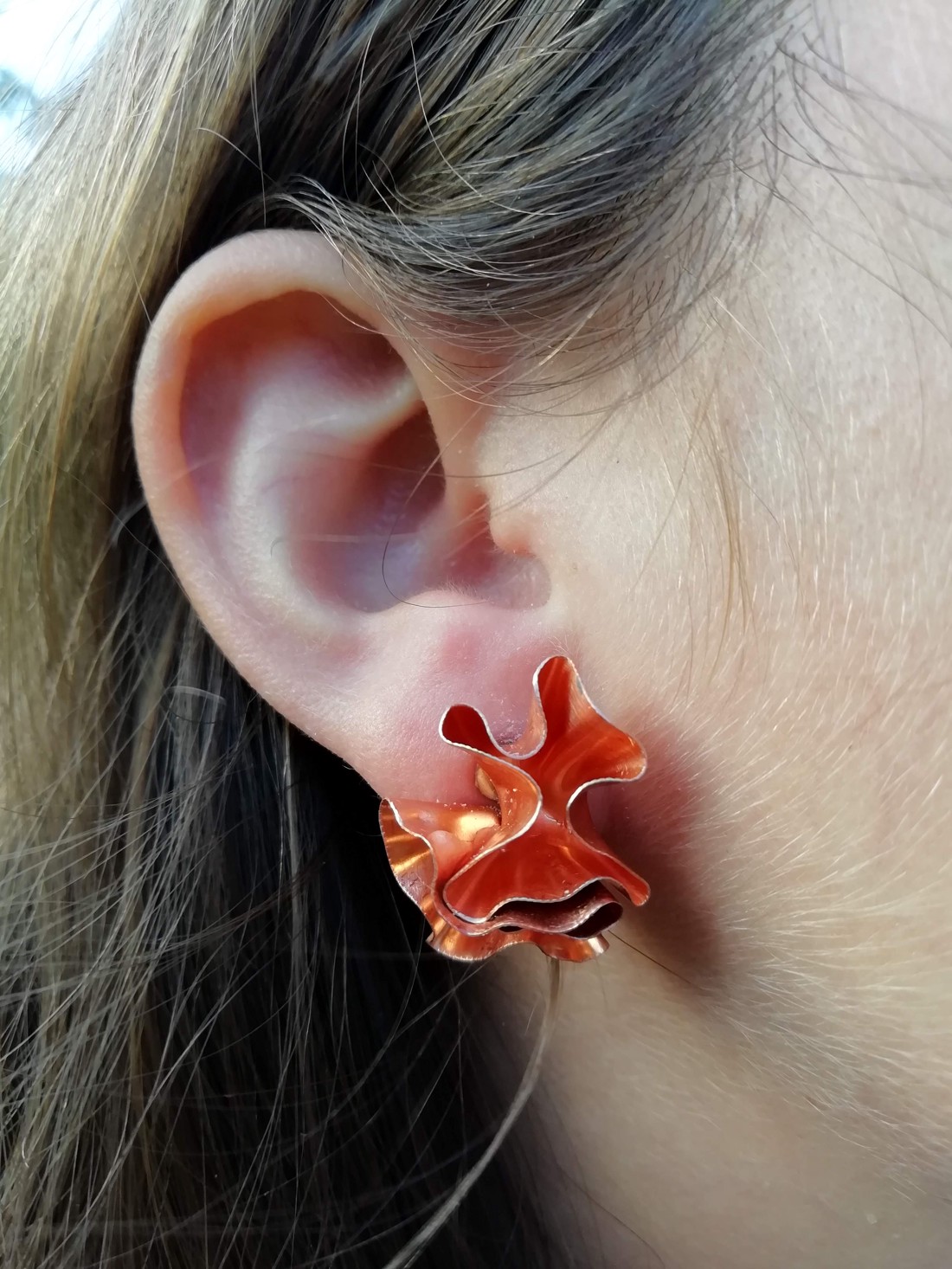 Cercei cu flori din cupru - bijuterii - cercei cu figurine - Artynos.ro Cercei cu flori din cupru - bijuterii - cercei cu figurine - Artynos.ro