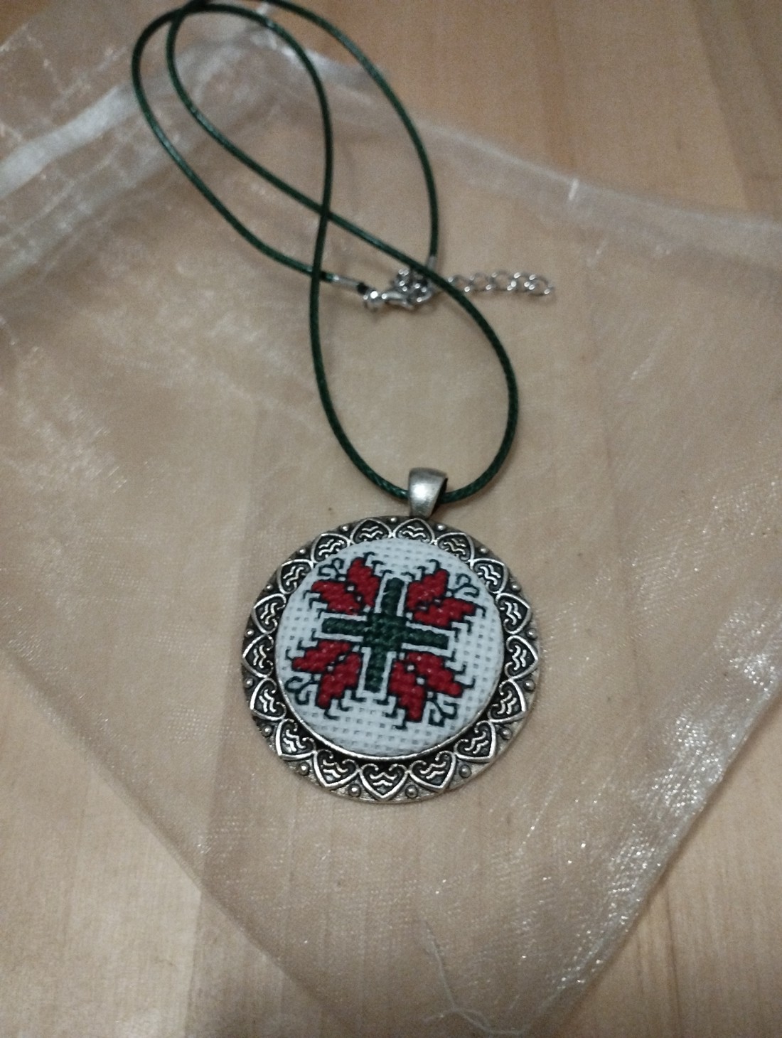 colier brodat cruce cu motiv popular -  - Artynos.ro