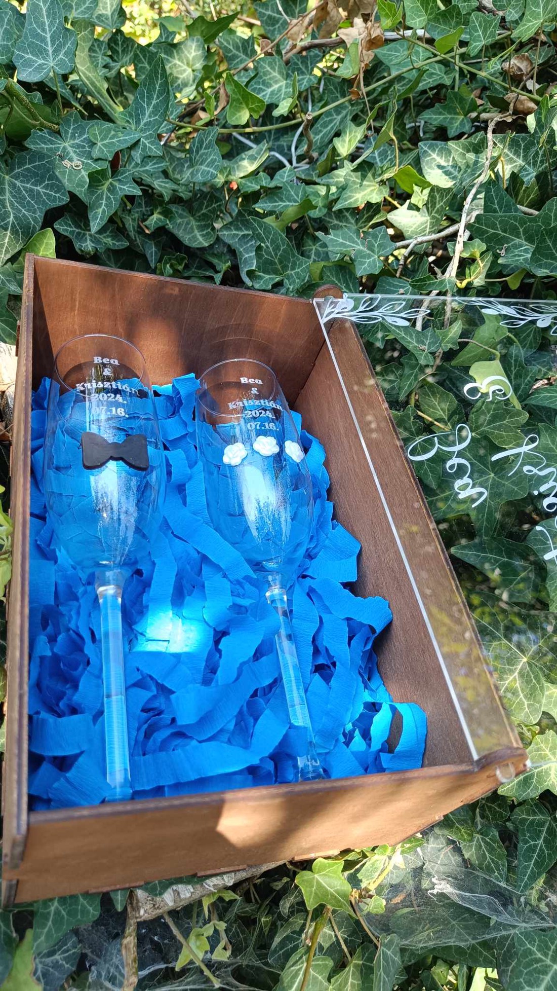 Set de pahare de șampanie de nuntă într-o cutie cadou - - Artynos.ro Set de pahare de șampanie de nuntă într-o cutie cadou - - Artynos.ro