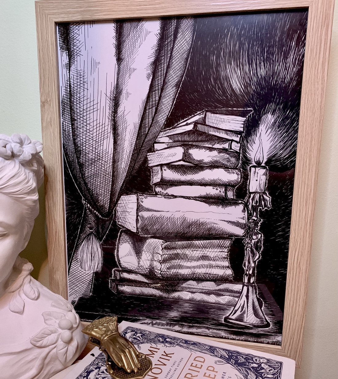 Print de artă Teanc de povești � ilustrație tip tuș reprezentând un teanc de cărți, printată fizic - arte vizuale și accesorii  - grafică, ilustrație - desen cu cerneală - Artynos.ro