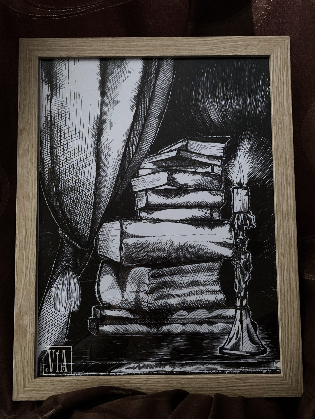 Print de artă Teanc de povești � ilustrație tip tuș reprezentând un teanc de cărți, printată fizic - arte vizuale și accesorii  - grafică, ilustrație - desen cu cerneală - Artynos.ro