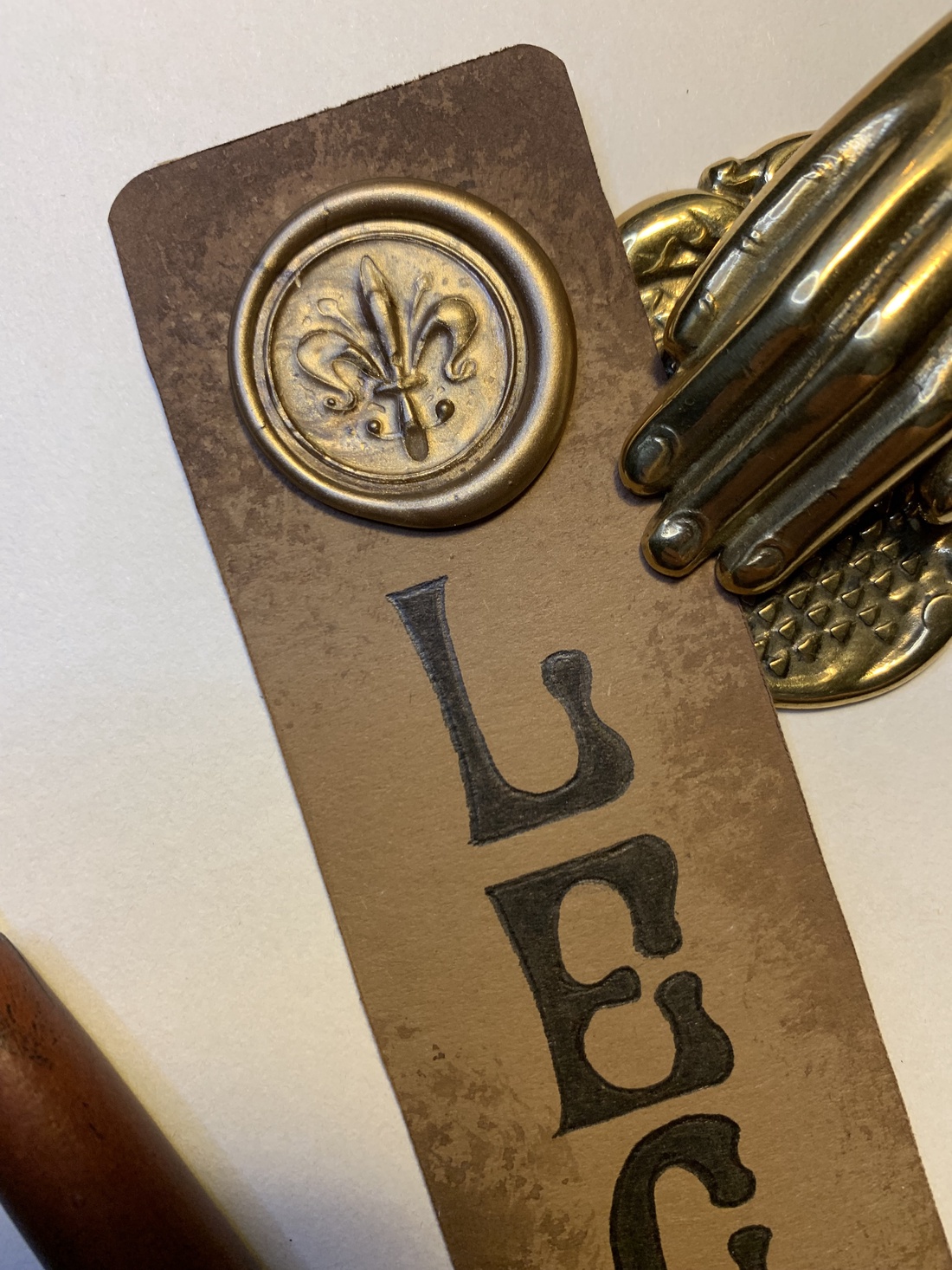 Semn de carte LECTIO � sigiliu auriu și efect patinat - cărți și creații cu tematică muzicală, cadouri - semn de carte - Artynos.ro