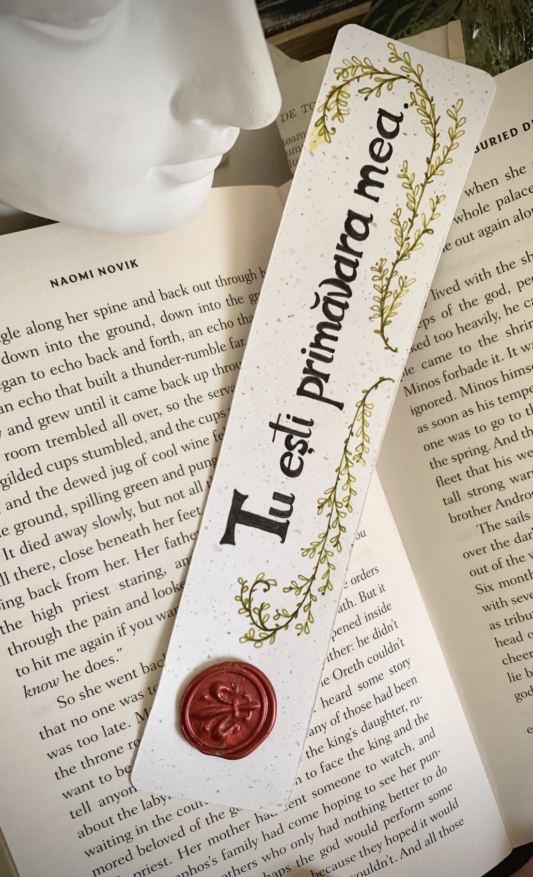 Semn de carte ilustrat cu sigiliu de ceară - Valentine's Day - Ziua îndrăgostiților - Mărțișor - Ziua Femeii  - cărți și creații cu tematică muzicală, cadouri - semn de carte - Artynos.ro