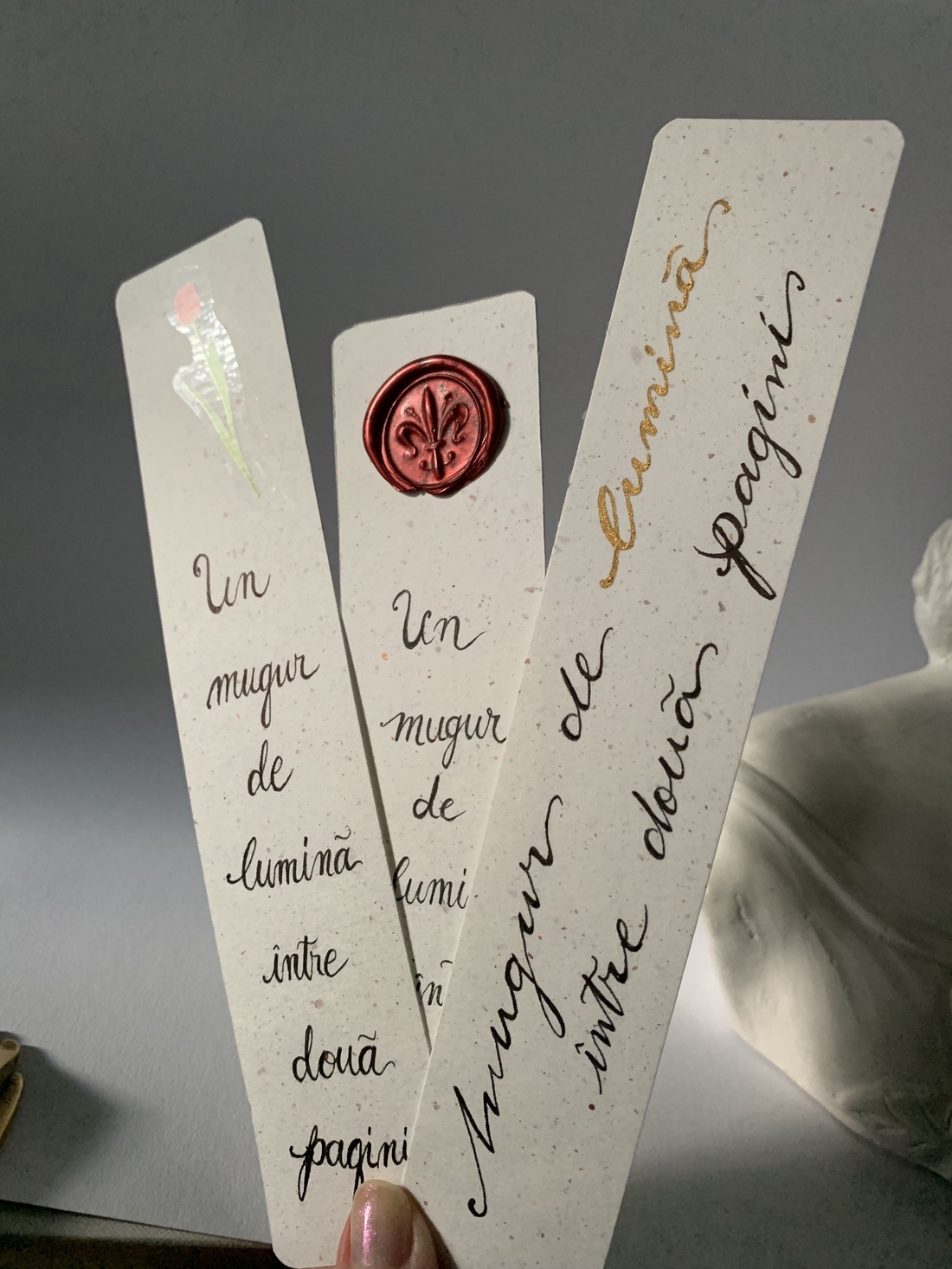 Colectie Semne de carte caligrafiate cu sigiliu de ceară Mugur de lumina intre doua pagini - Set de 3 semne incluse  - cărți și creații cu tematică muzicală, cadouri - semn de carte - Artynos.ro