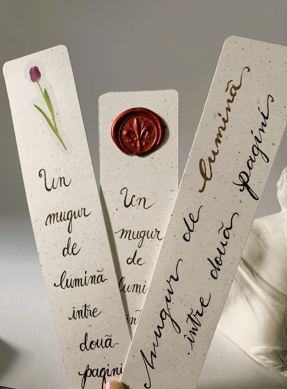 Colectie Semne de carte caligrafiate cu sigiliu de ceară Mugur de lumina intre doua pagini - Set de 3 semne incluse  - cărți și creații cu tematică muzicală, cadouri - semn de carte - Artynos.ro