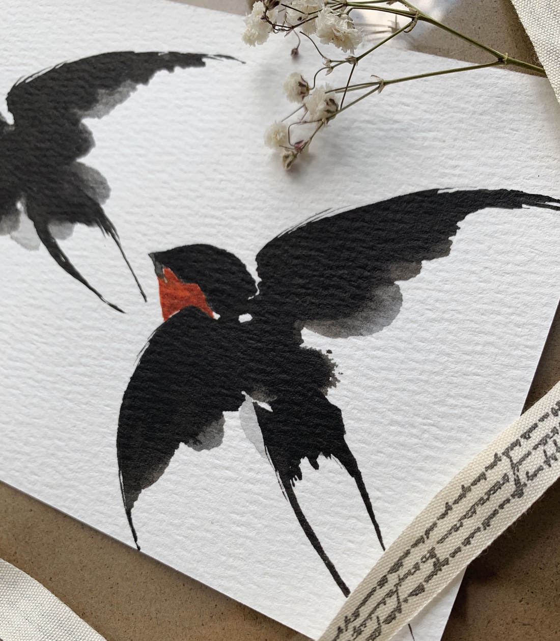 Carte poștală originală ilustrată cu rândunele - handmade păsări ilustrate în acuarelă - casă & stil de viață - produse de papetărie - cărți poștale - Artynos.ro
