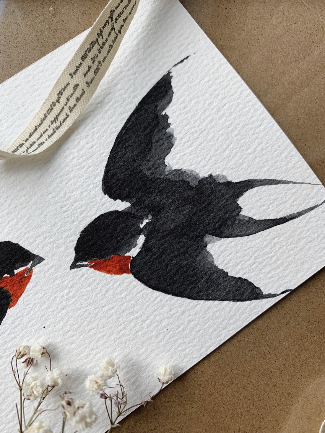 Carte poștală originală ilustrată cu rândunele - handmade păsări ilustrate în acuarelă - casă & stil de viață - produse de papetărie - cărți poștale - Artynos.ro