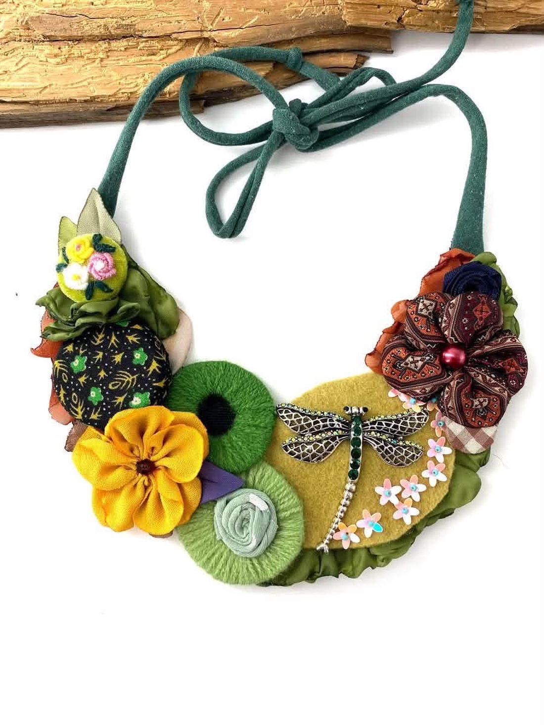 Colier cu libelulă si flori - bijuterii - coliere - chockere - Artynos.ro
