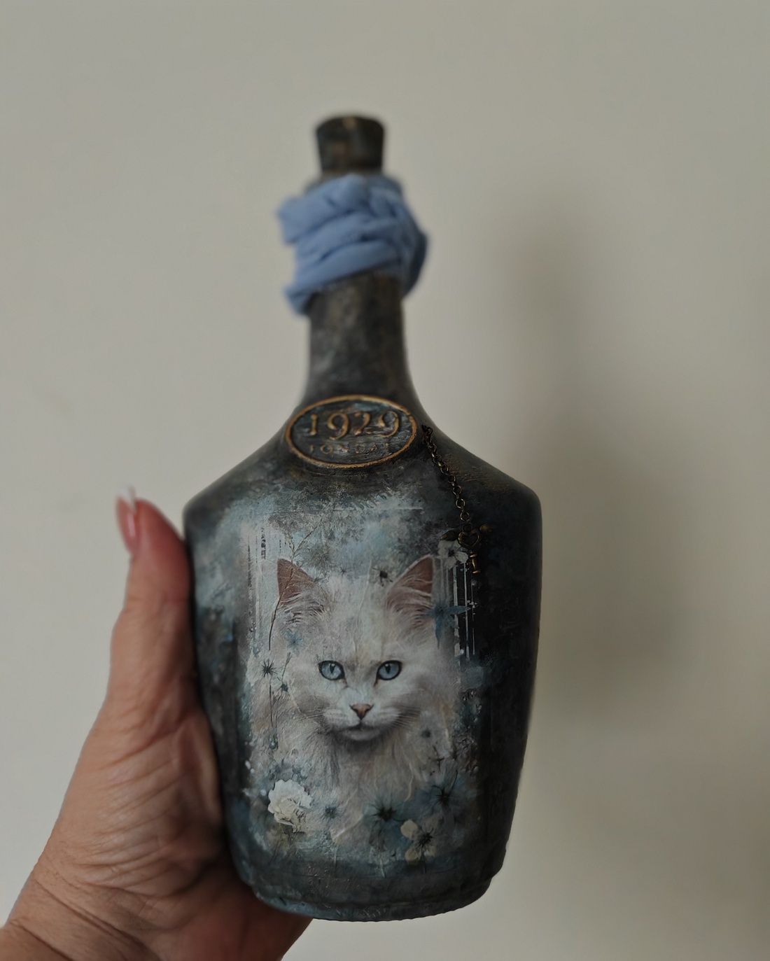  Sticlă decorativă vintage cu pisică Sticlă decorativă vintage Alice � piesă unicat lucrată manual cu medalion cameo - arte vizuale și accesorii  - picturi - pictură pe sticlă - Artynos.ro