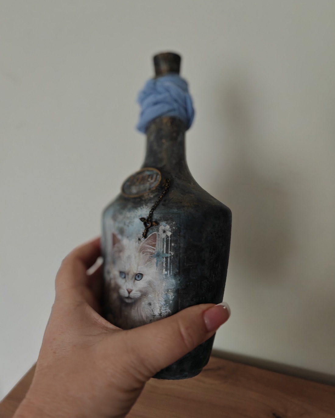  Sticlă decorativă vintage cu pisică Sticlă decorativă vintage Alice � piesă unicat lucrată manual cu medalion cameo - arte vizuale și accesorii  - picturi - pictură pe sticlă - Artynos.ro