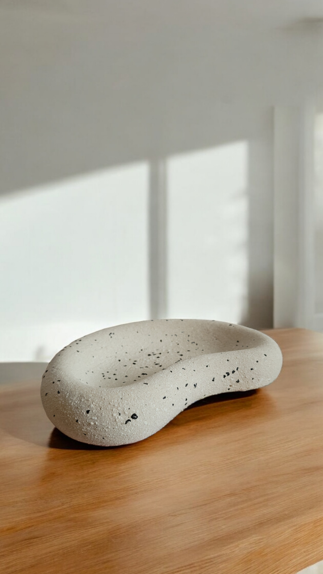 Tavă din ciment semilunar cu finisaj nisipos - accesorii nuntă - materiale decor pentru nuntă - decorațiuni pentru masa de nuntă  - Artynos.ro