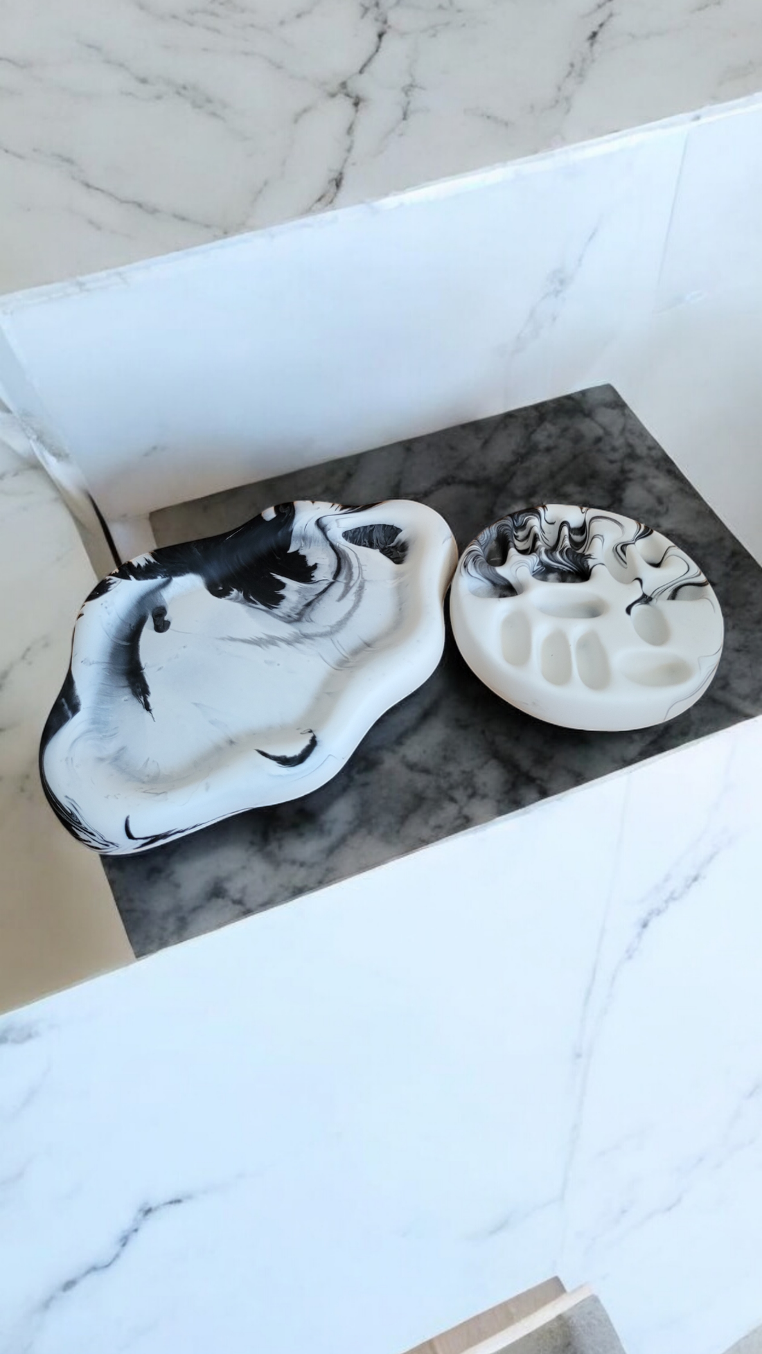 Tavă ovală Nor din Jesmonite marmorat + Suport pentru inele Jesmonite - accessorii și unelte - accesorii pentru bijuterii - Artynos.ro