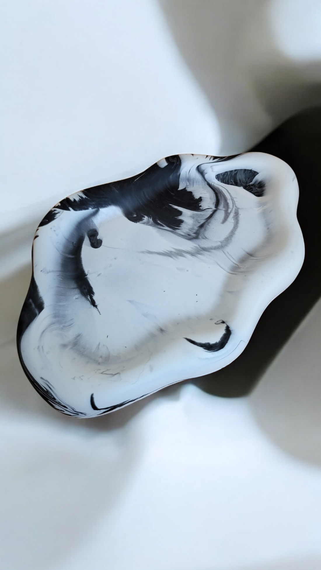 Tavă ovală Nor din Jesmonite marmorat + Suport pentru inele Jesmonite - accessorii și unelte - accesorii pentru bijuterii - Artynos.ro