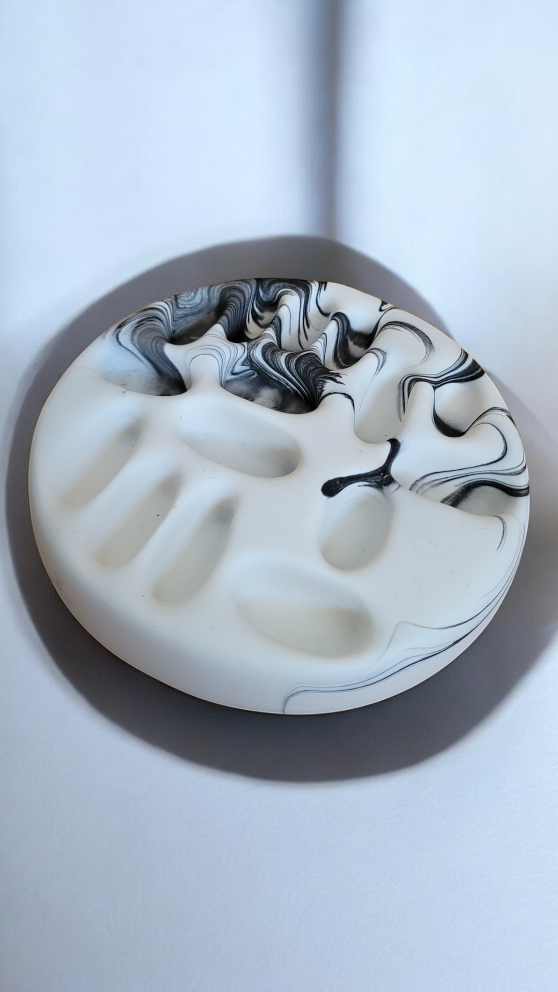 Tavă ovală Nor din Jesmonite marmorat + Suport pentru inele Jesmonite - accessorii și unelte - accesorii pentru bijuterii - Artynos.ro